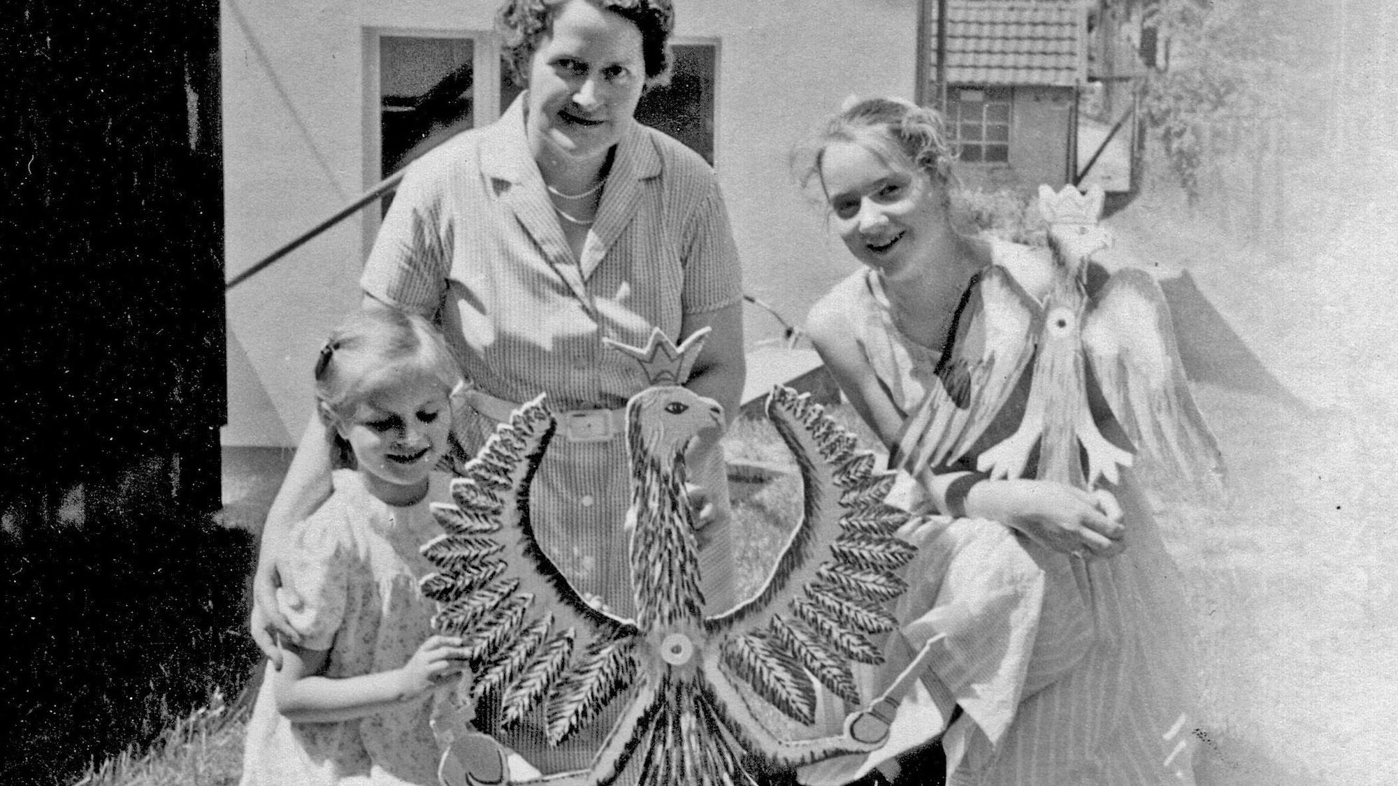 Mit den Schützenvögeln posierten in den 1950er Jahren Maria Beckmann und ihre Schwester Mechthild.