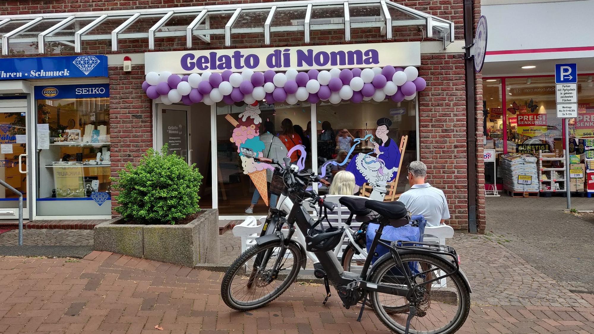 Zwischen Schmuckstudio und Kodi-Markt: Das Eiscafé „Gelato di Nonna“ in der Brückenstraße.
