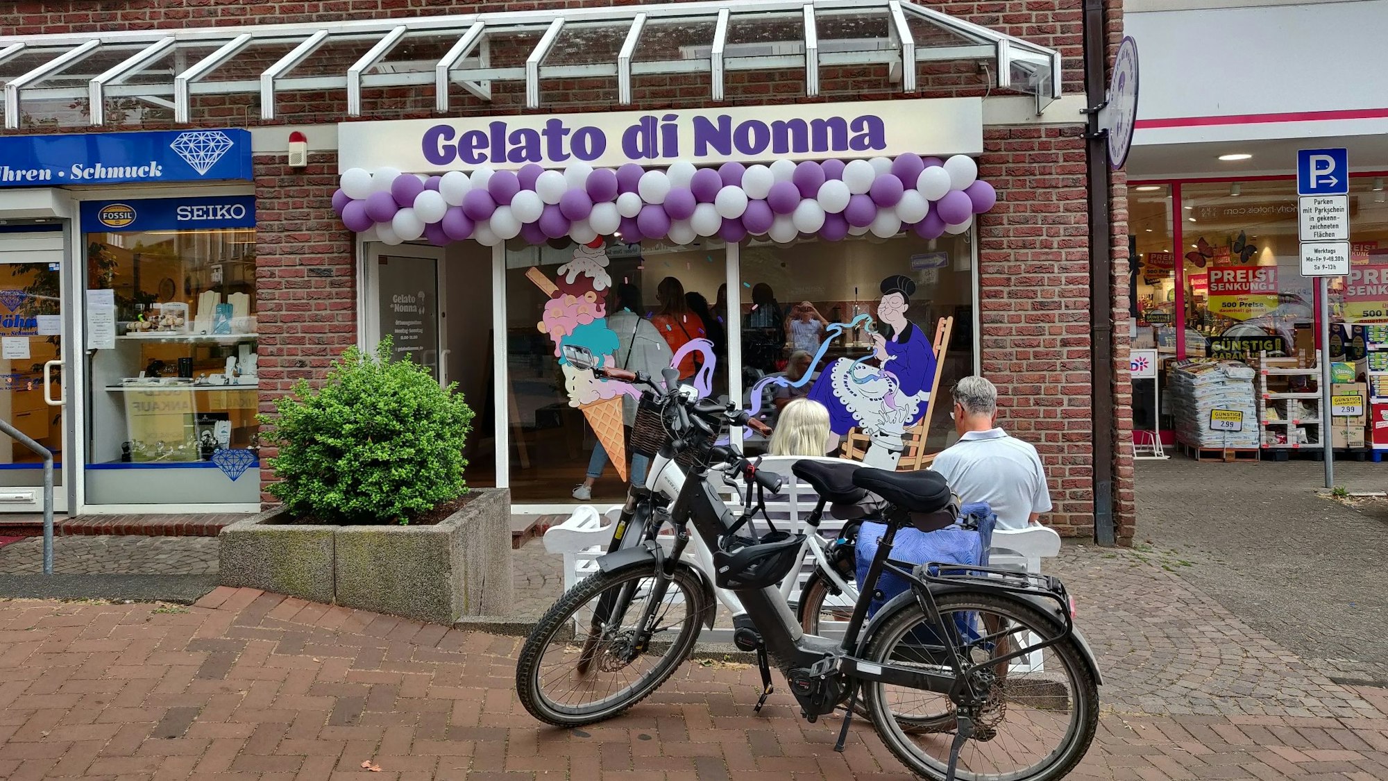Zwischen Schmuckstudio und Kodi-Markt: Das Eiscafé „Gelato di Nonna“ in der Brückenstraße.