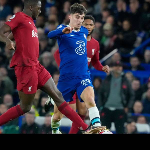 Chelseas Kai Havertz (r) und Liverpools Ibrahima Konate kämpfen um den Ball.