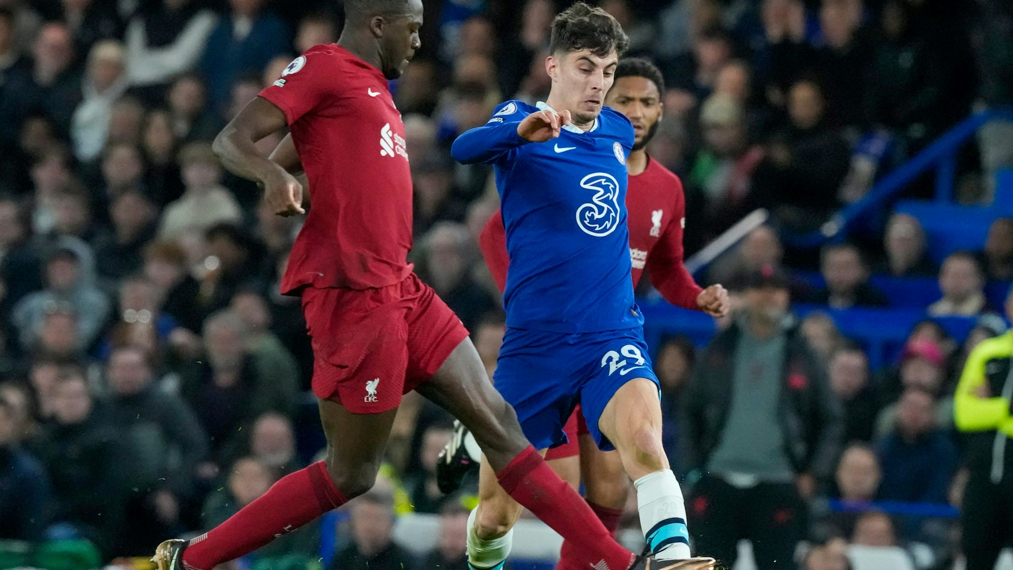 Chelseas Kai Havertz (r) und Liverpools Ibrahima Konate kämpfen um den Ball.