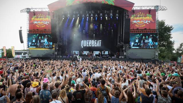 Menschenmenge vor einer Bühne beim Summerjam-Festival