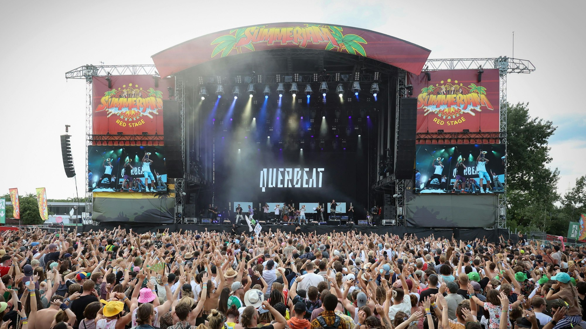 Viele Menschen stehen vor der Bühne des Summerjam-Festivals auf der gerade Querbeat auftreten.