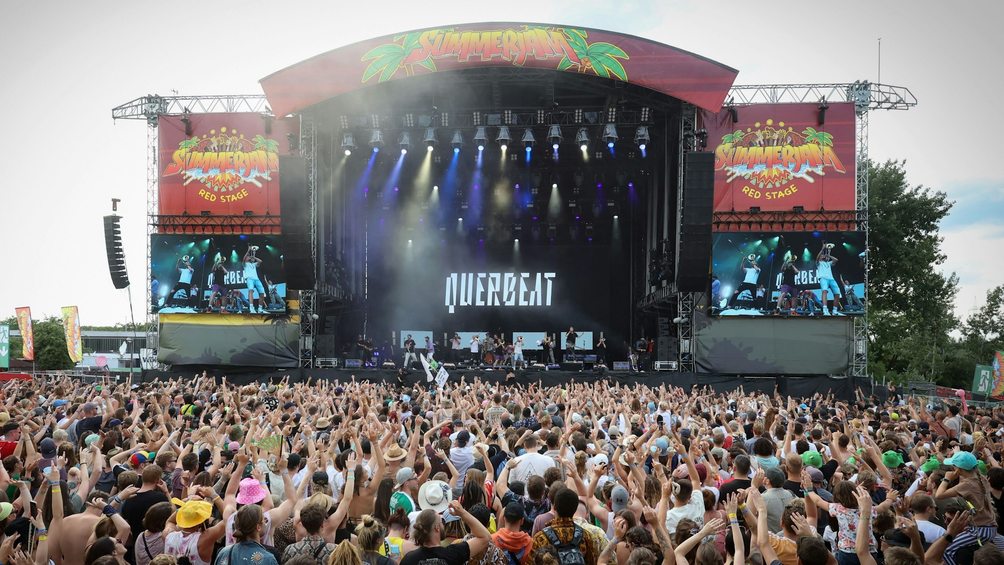 Tausende Menschen feiern vor der Bühne auf dem Summerjam Festival.