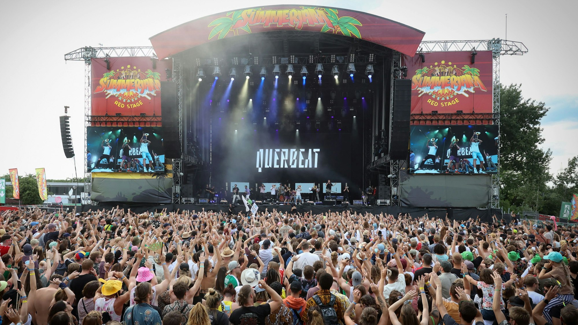 Menschenmasse steht vor Summerjam-Bühne, auf der Querbeat spielen.
