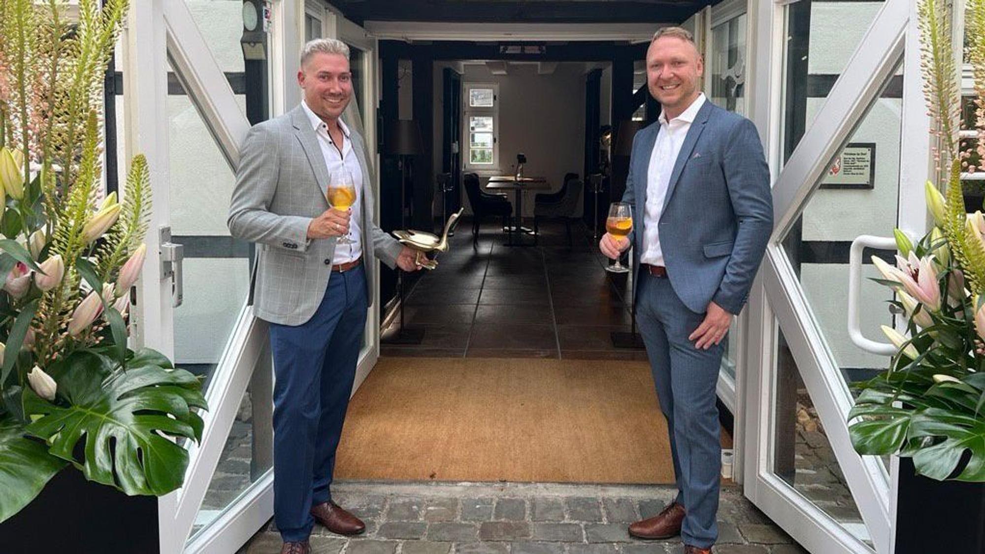 Sascha Kielak (links) und Thomas Kielak vor ihrem neuen Restaurant „Wildgans“ in Leichlingen.