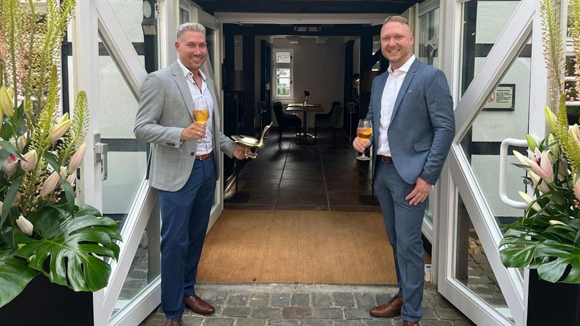 Sascha Kielak (links) und Thomas Kielak vor ihrem neuen Restaurant „Wildgans“ in Leichlingen.