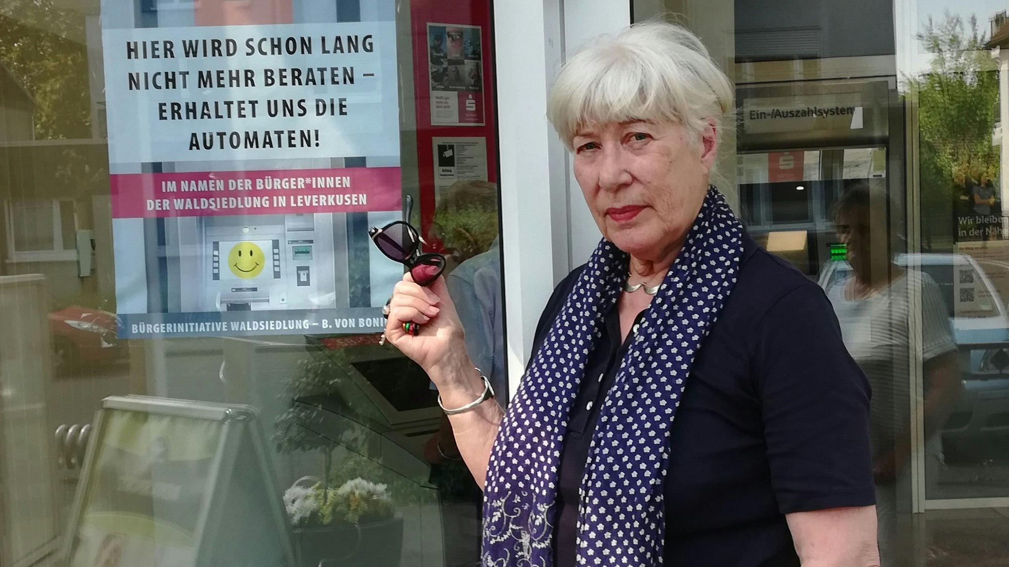Brigitte von Bonin vor der Automatenfiliale in der Waldsiedlung.
