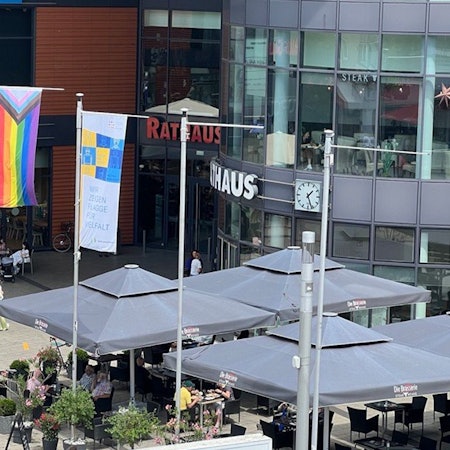 Schon den ganzen Juni schmückt die erweiterte Pride-Flagge den Platz vor der Leverkusener Rathaus-Galerie.