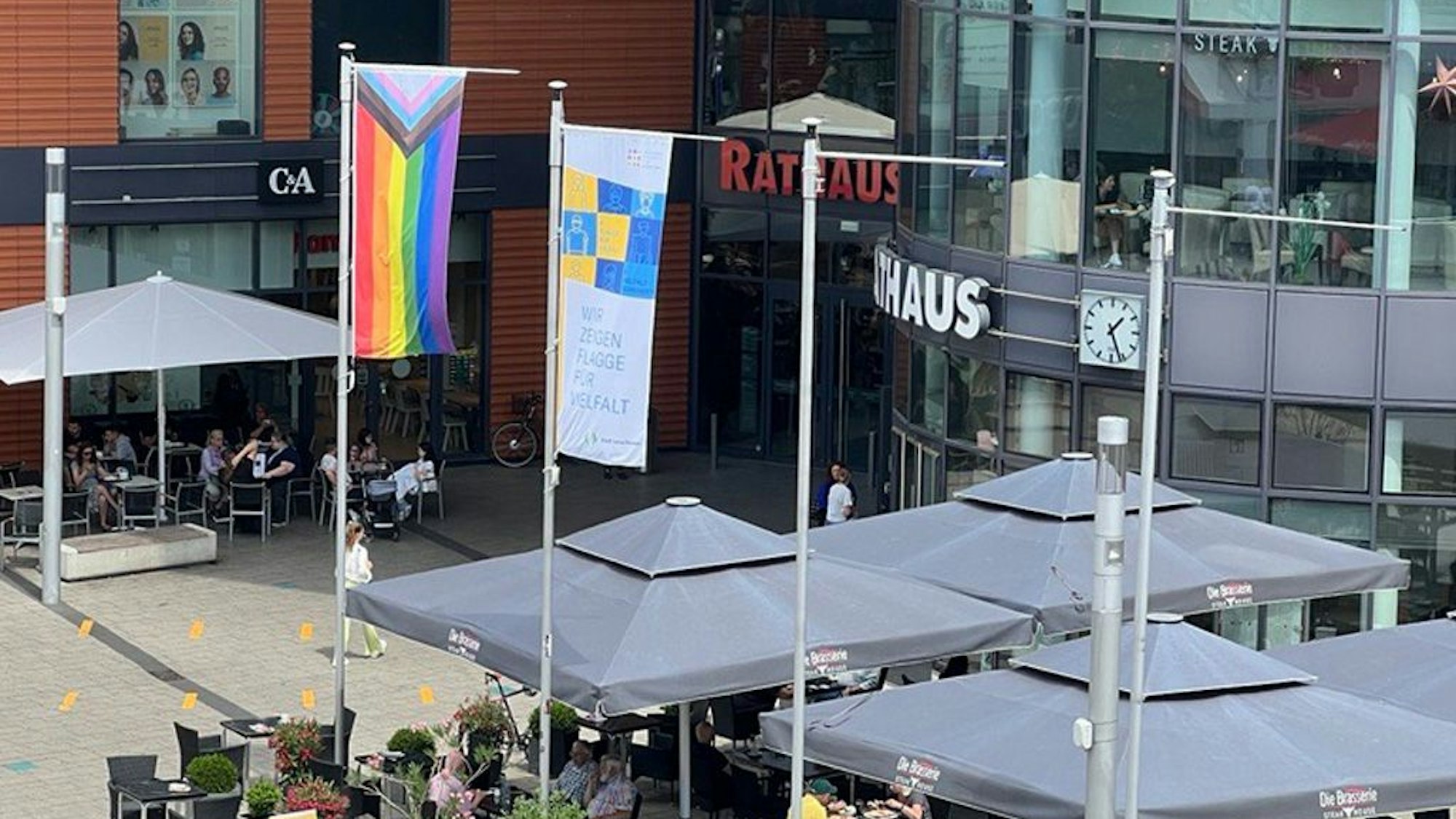 Im Juni hing eine Pride-Flagge vor dem Rathaus in Wiesdorf.