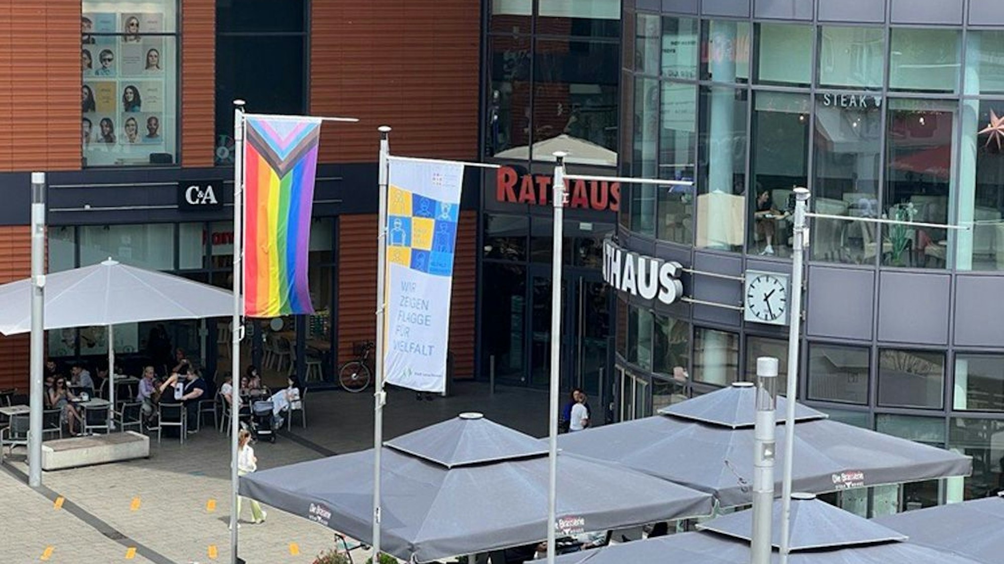 Schon den ganzen Juni schmückt die erweiterte Pride-Flagge den Platz vor der Leverkusener Rathaus-Galerie.