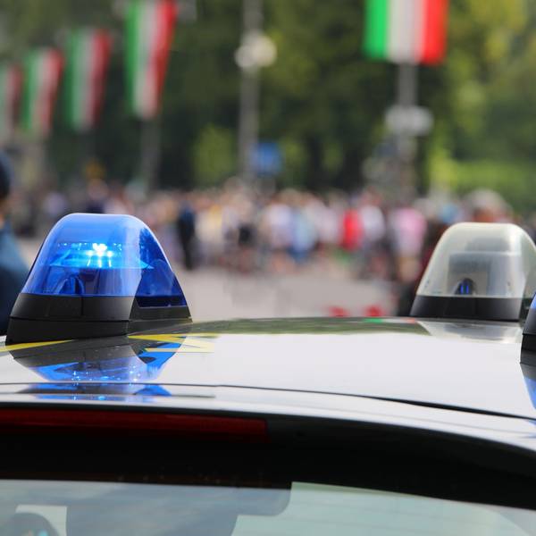 Die Warnleuchten auf einem italienischen Polizeiauto.