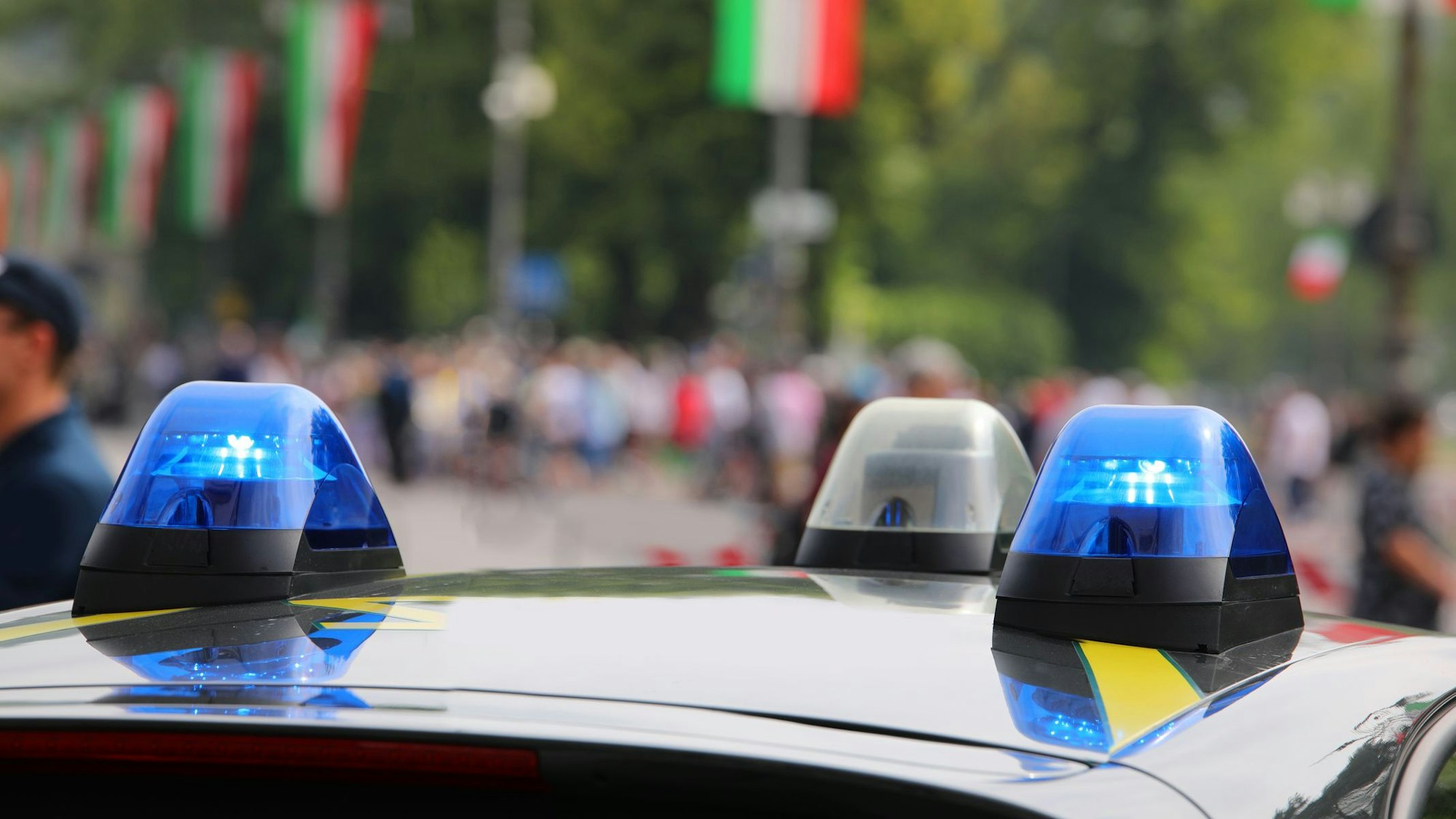 Die Warnleuchten auf einem italienischen Polizeiauto.