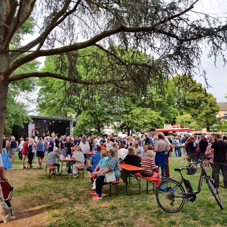 Familientaugliches Open-Air-Konzert im Stadtpark: Zum Auftakt der neuen „Livelingen“-Saison spielte die Band „See You“.