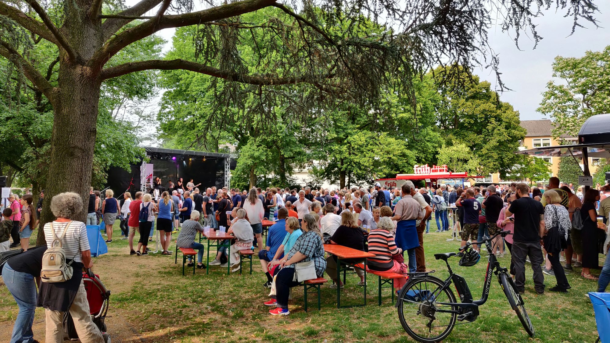 Familientaugliches Open-Air-Konzert im Stadtpark: Zum Auftakt der neuen „Livelingen“-Saison spielte die Band „See You“.