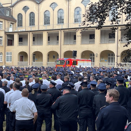 Gedenkfeier für die getöteten Feuerwehrleute auf dem Gelände des Steyler Klosters in Sankt Augustin.