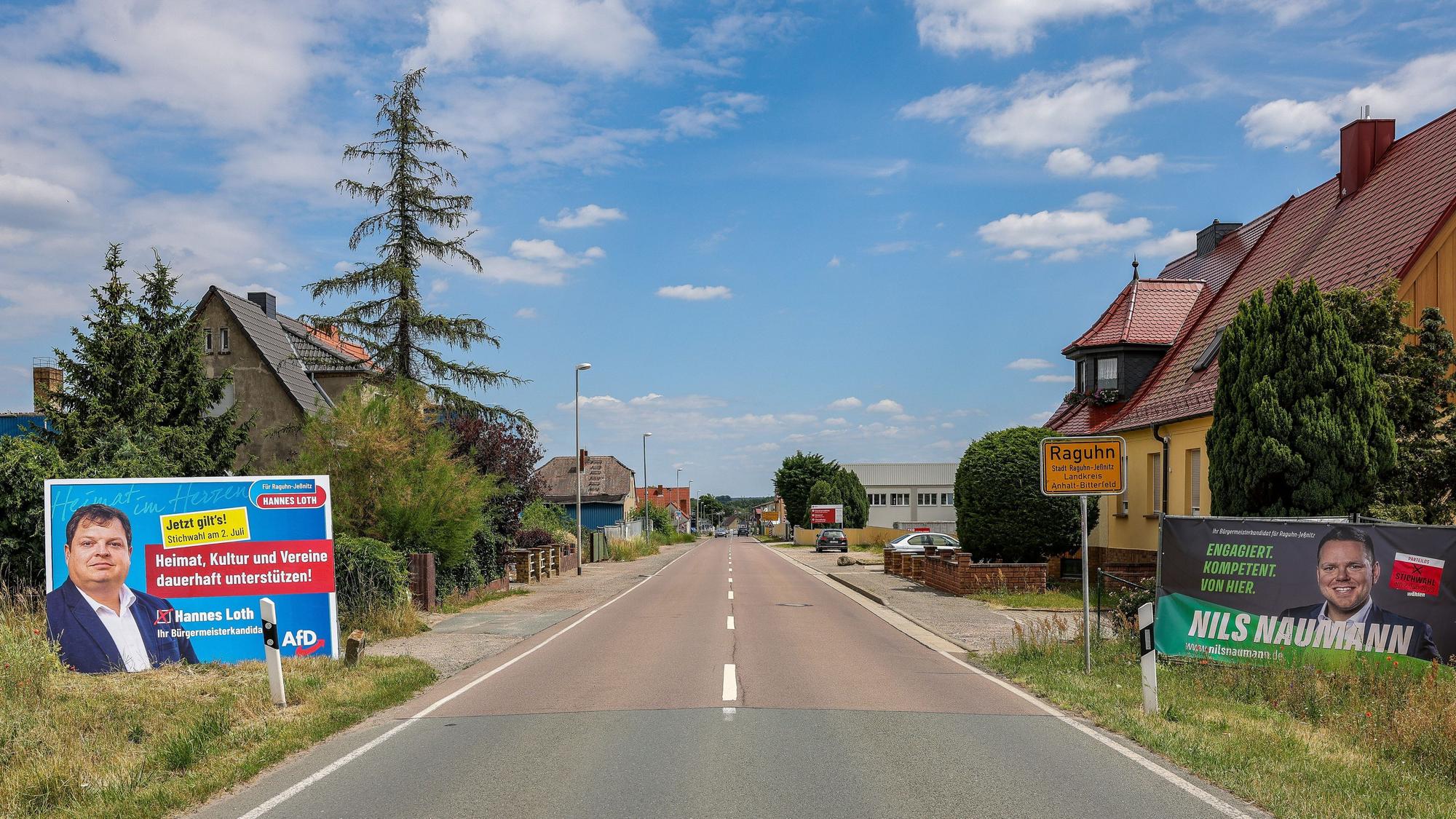 Sachsen-Anhalt, Raguhn-Jeßnitz: Wahlplakate des AfD-Kandidaten Loth (l) und des parteilosen Kandidaten Naumann stehen am Ortseingang von Raguhn, einem Ortsteil von Raguhn-Jeßnitz.