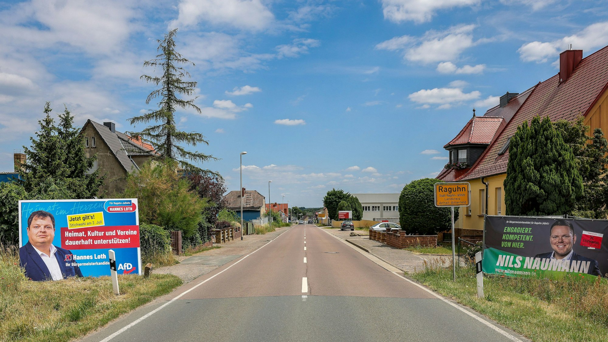 Sachsen-Anhalt, Raguhn-Jeßnitz: Wahlplakate des AfD-Kandidaten Loth (l) und des parteilosen Kandidaten Naumann stehen am Ortseingang von Raguhn, einem Ortsteil von Raguhn-Jeßnitz.