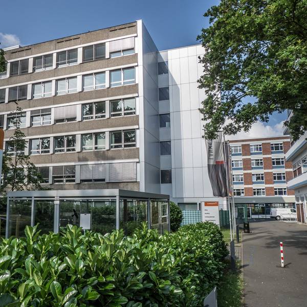 Ehemalige Bayer- und jetzt Currenta Berufsschule im Chempark an der B8