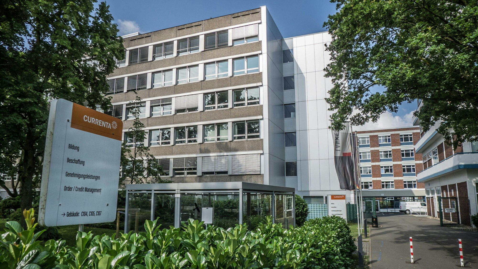 Ehemalige Bayer- und jetzt Currenta Berufsschule im Chempark an der B8