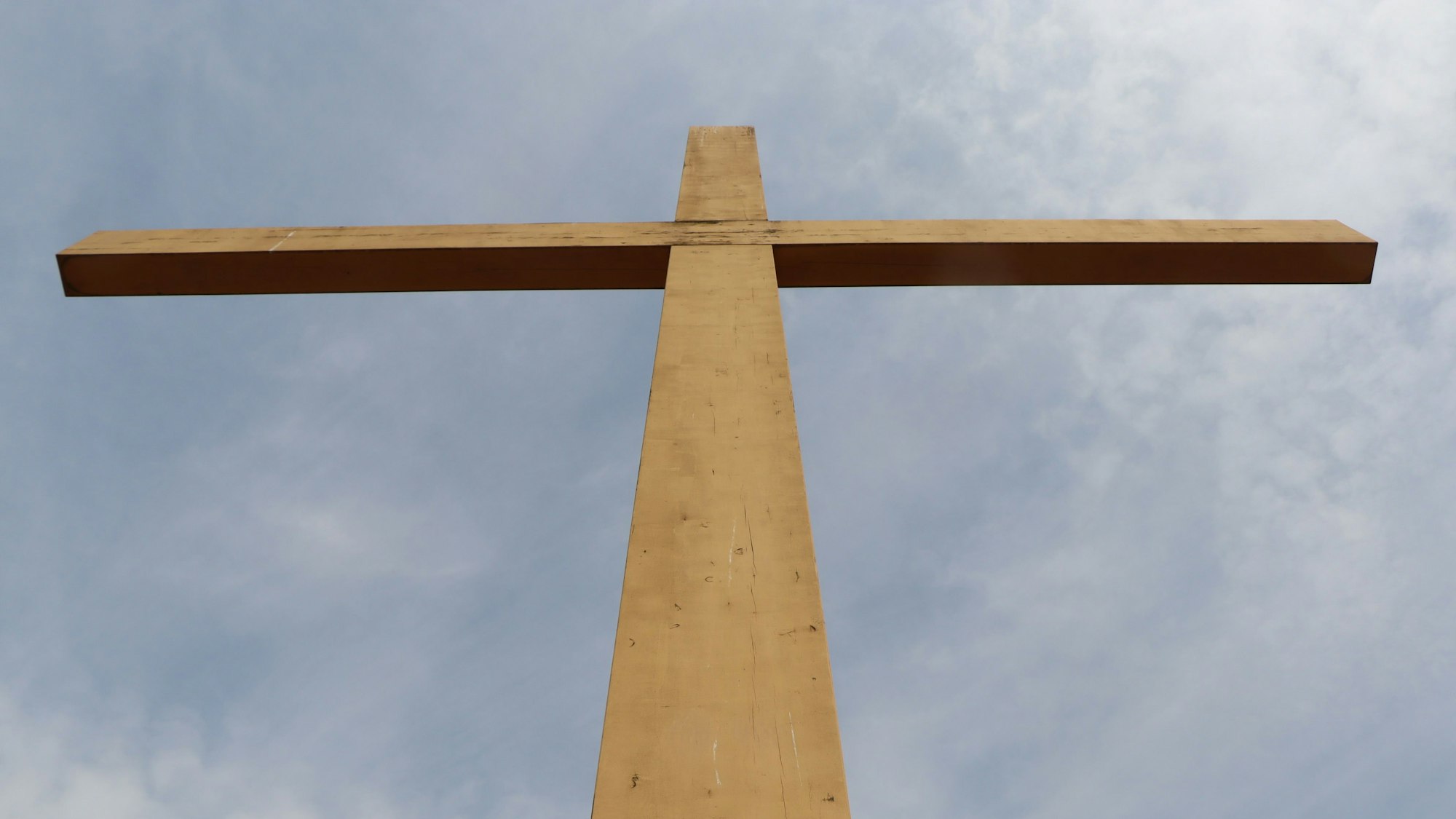 Das Bild zeigt ein großes Holzkreuz.