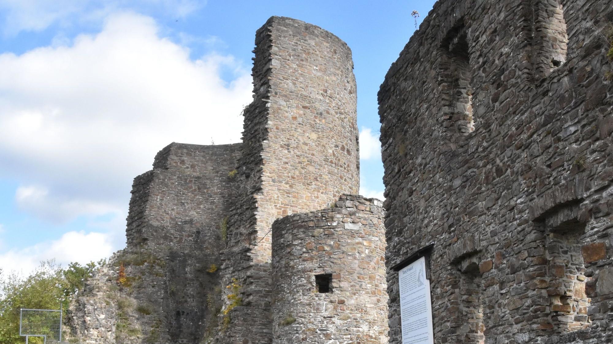 Die Burg Windeck vor blauem Himmel.