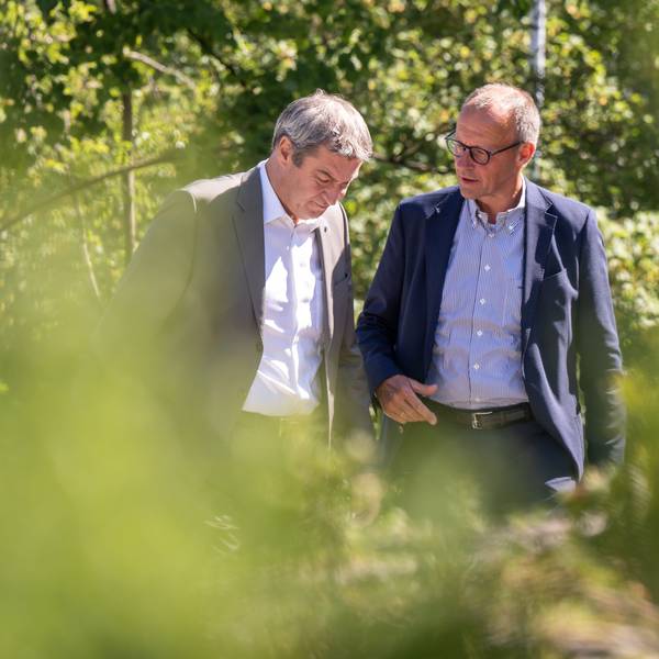 Markus Söder, (l, CSU) Ministerpräsident von Bayern, und CDU-Bundesvorsitzende Friedrich Merz unterhalten sich bei einem Termin in Bayern. (Symbolbild)
