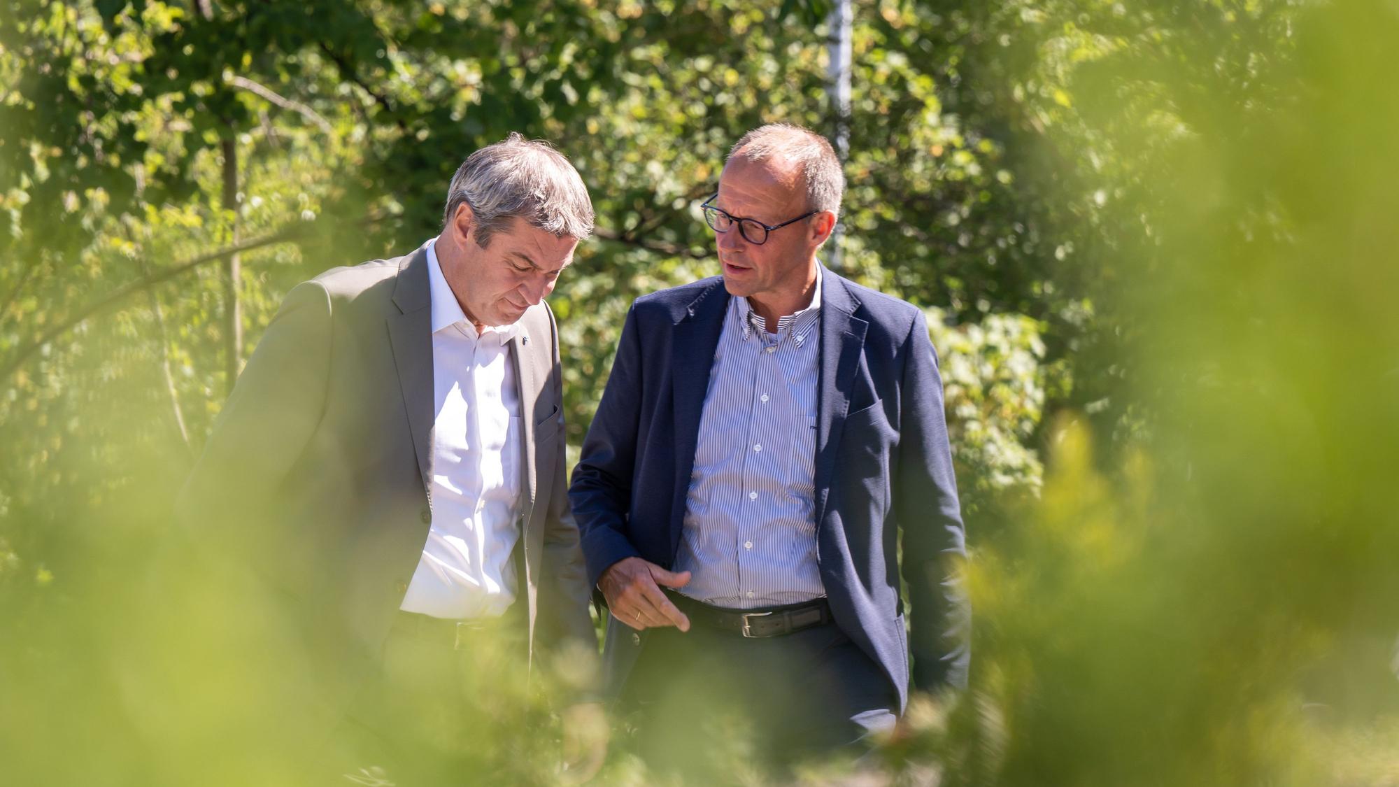 Markus Söder, (l, CSU) Ministerpräsident von Bayern, und CDU-Bundesvorsitzende Friedrich Merz unterhalten sich bei einem Termin in Bayern. (Symbolbild)