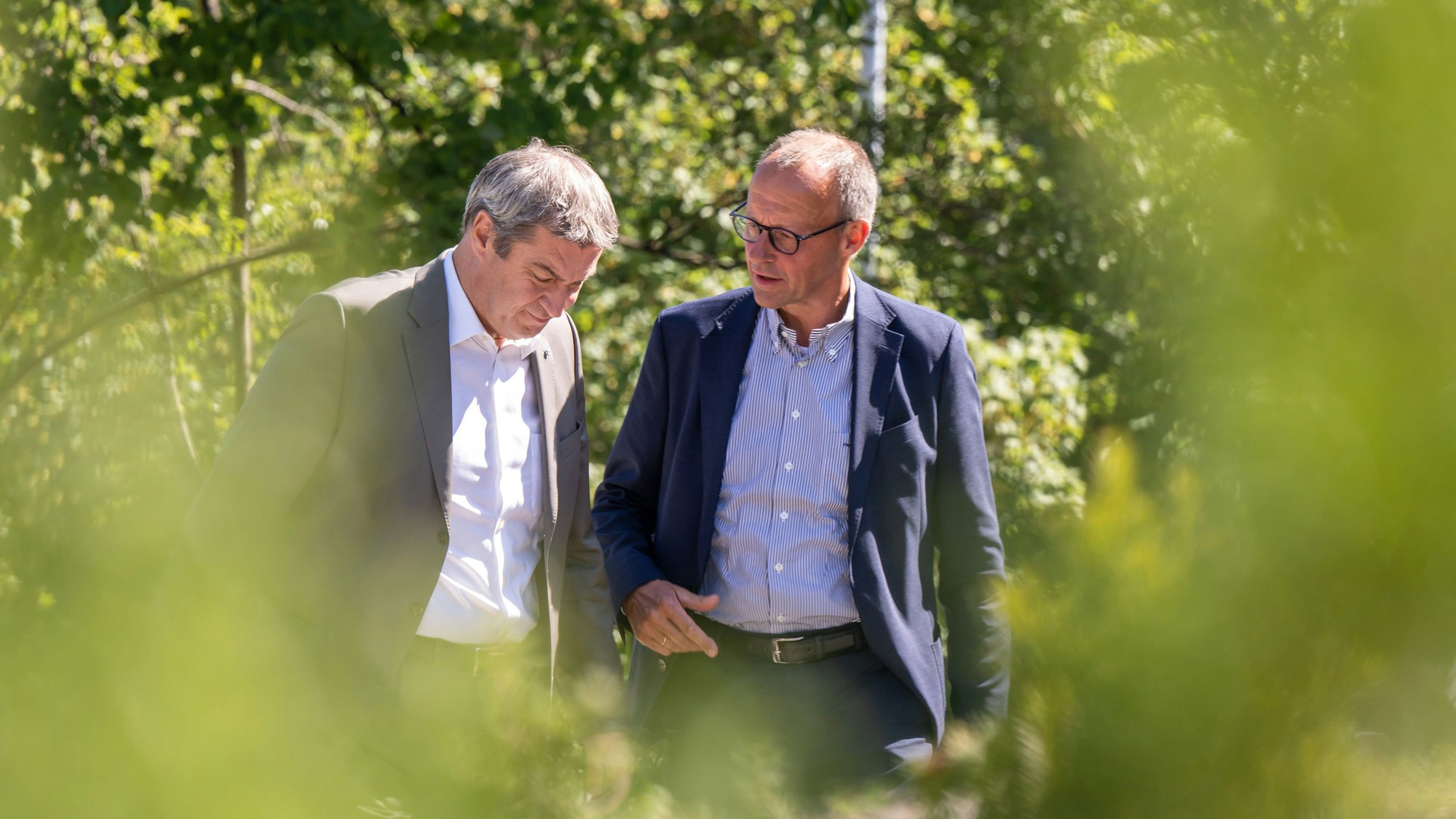 Markus Söder, (l, CSU) Ministerpräsident von Bayern, und CDU-Bundesvorsitzende Friedrich Merz unterhalten sich bei einem Termin in Bayern. (Symbolbild)