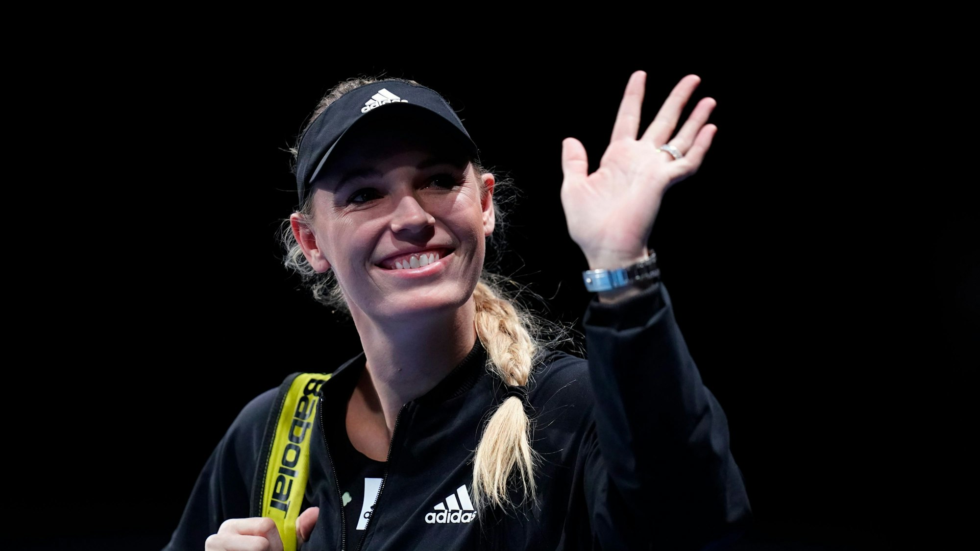 Caroline Wozniacki winkt den Fans vor dem Spiel.