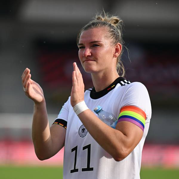 Alexandra Popp trägt hier die Kapitänsbinde in Regenbogenfarben.