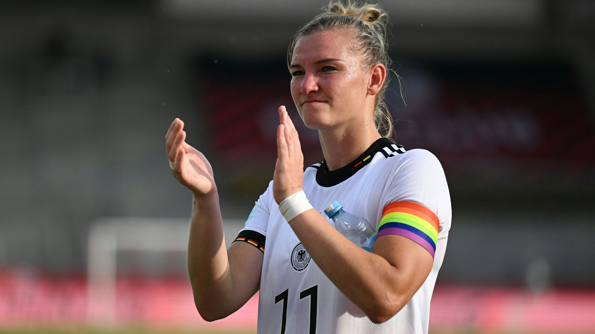 Alexandra Popp trägt hier die Kapitänsbinde in Regenbogenfarben.
