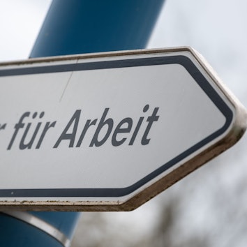 „Agentur für Arbeit“ steht auf einem Wegweiser.