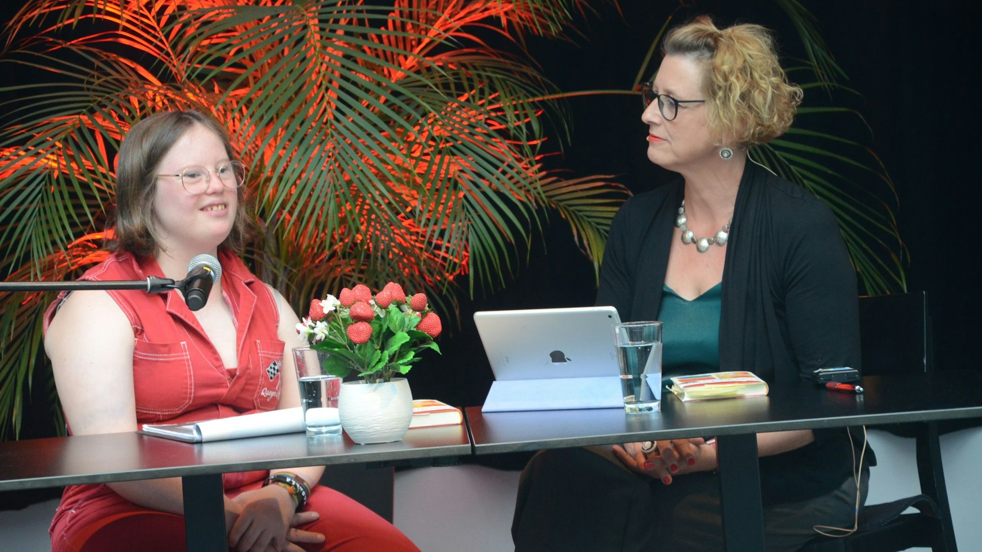 Natalie Dedreux, Bloggerin, Autorin und Aktivistin mit Down-Syndrom, bei ihrer Lesung in der Siegburger Stadtbibliothek. Kirsten Czerner-Nicolas, Dolmetscherin für Leichte Sprache, moderierte die Veranstaltung.