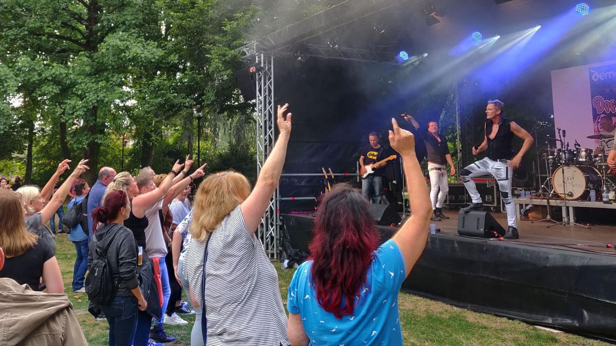 Vor allem weibliche Fans tanzen vor der Bühne beim Konzert von „See You“.