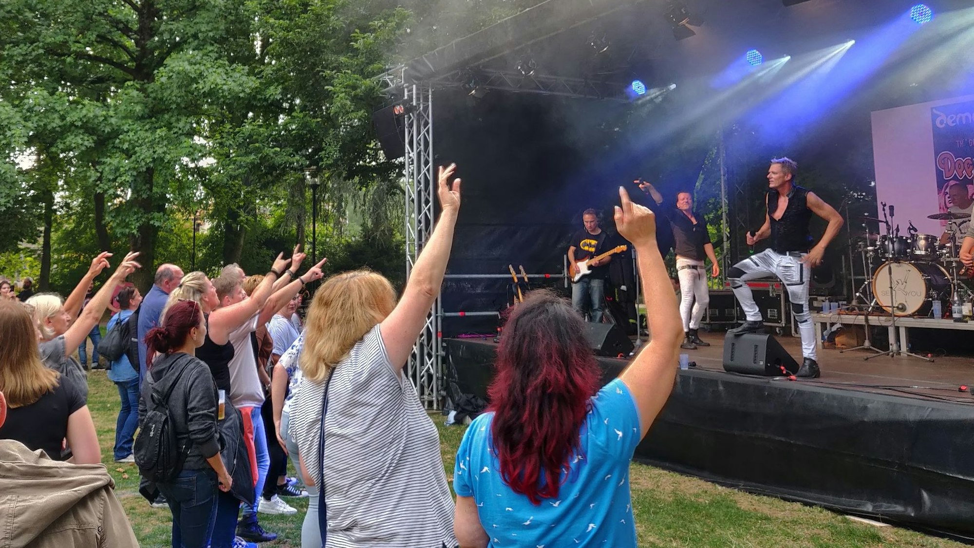 Vor allem weibliche Fans tanzen vor der Bühne beim Konzert von „See You“.