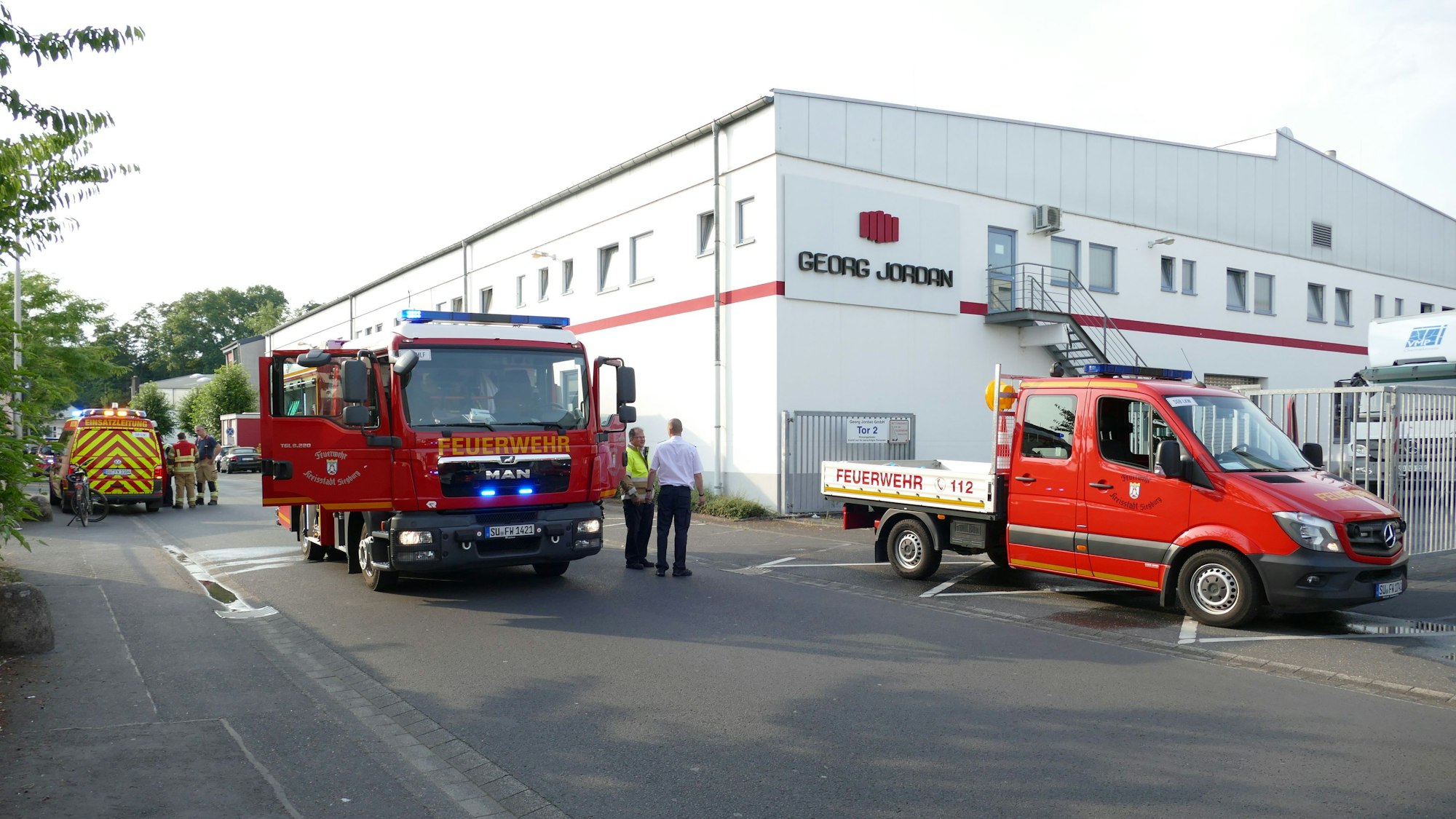 Die Feuerwehr vor der Firma in der Siegburger Industriestraße