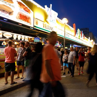 Mallorca: Besucherinnen und Besucher gehen in der Bierstraße am Ballermann vorbei. (Symbolbild)
