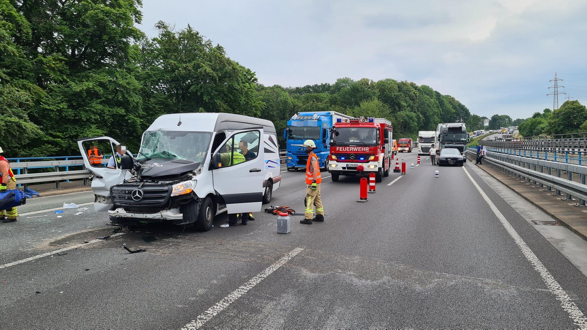 Bei diesem Auffahrunfall auf der A1 wurde der Beifahrer im Kleintransporter eingeklemmt.