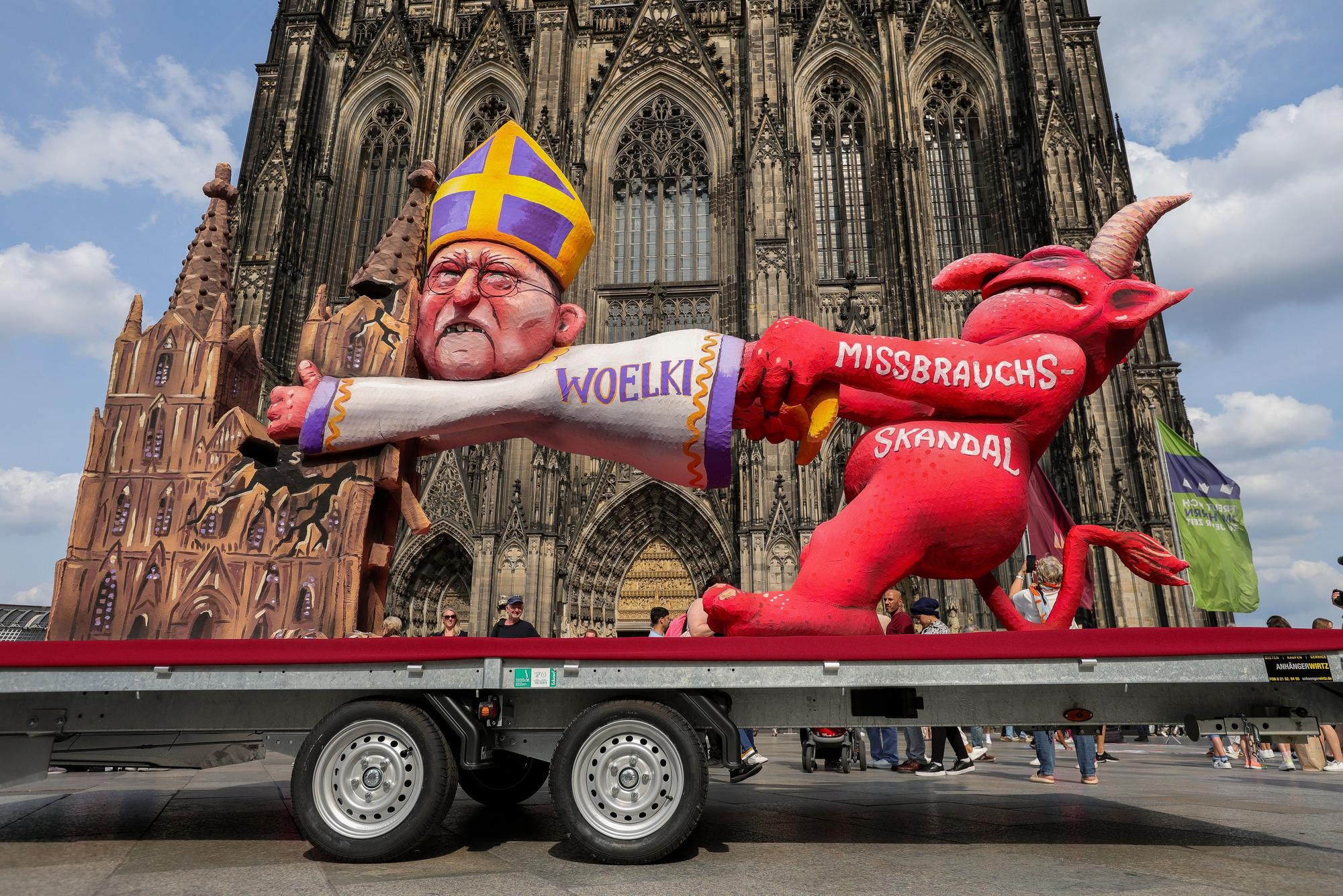 30.06.2023, Köln: Protestaktion von Missbrauchsopfer-Verbänden auf der Domplatte.
Zu sehen ist auch ein Tilly-Wagen aus dem Düsseldorfer -Rosenmontagszug.
Foto: Michael Bause