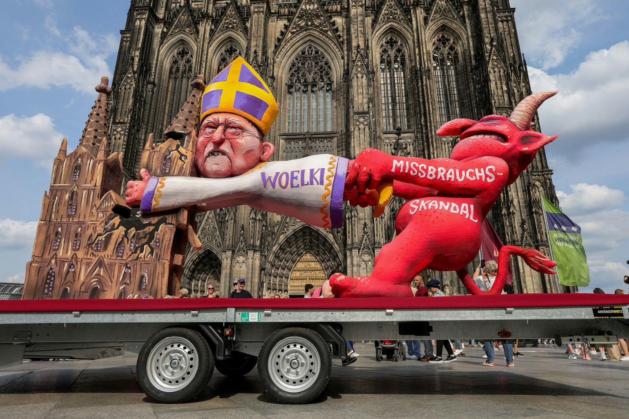 30.06.2023, Köln: Protestaktion von Missbrauchsopfer-Verbänden auf der Domplatte.
Zu sehen ist auch ein Tilly-Wagen aus dem Düsseldorfer -Rosenmontagszug.
Foto: Michael Bause