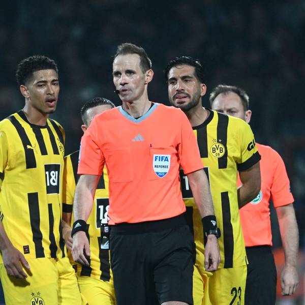 Schiedsrichter Sascha Stegemann, von Dortmunder Spielern bedrängt.