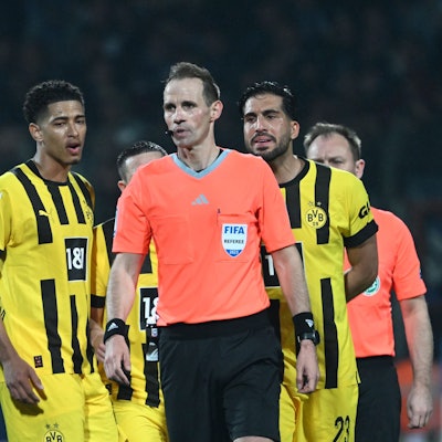 Schiedsrichter Sascha Stegemann, von Dortmunder Spielern bedrängt.