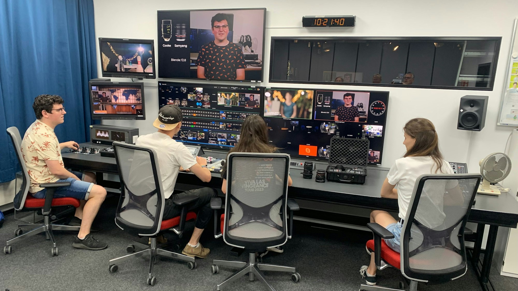 Studierende erstellen einen eigenen Film im Filmstudio der Hochschule Bonn-Rhein-Sieg.