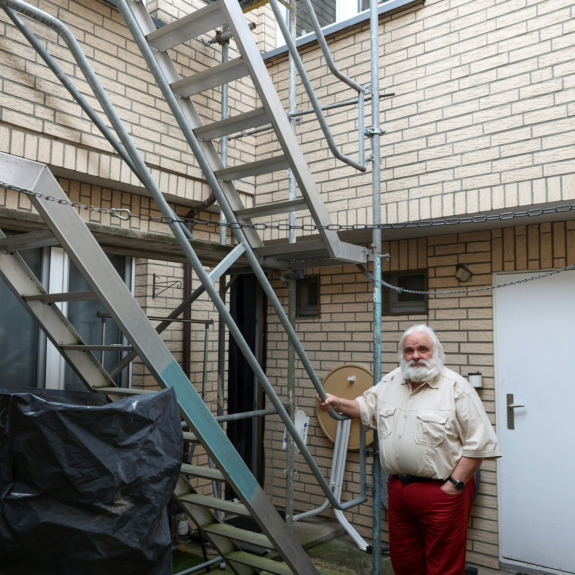 Wolfgang Bergmann an der provisorischen Feuerleiter im Hof an der Wallstraße 31 in Köln-Mülheim