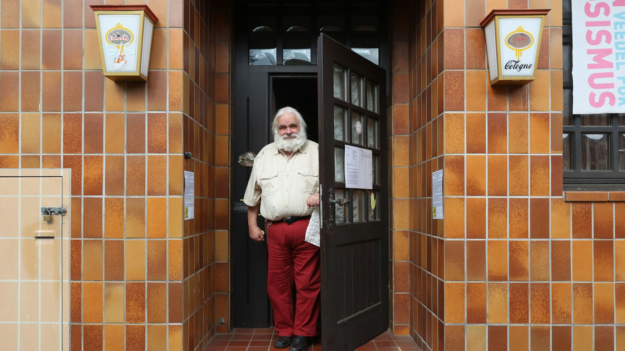 Wolfgang Bergmann steht vor der Tür seiner Wohnung an der Wallstraße 31 in Köln-Mülheim.