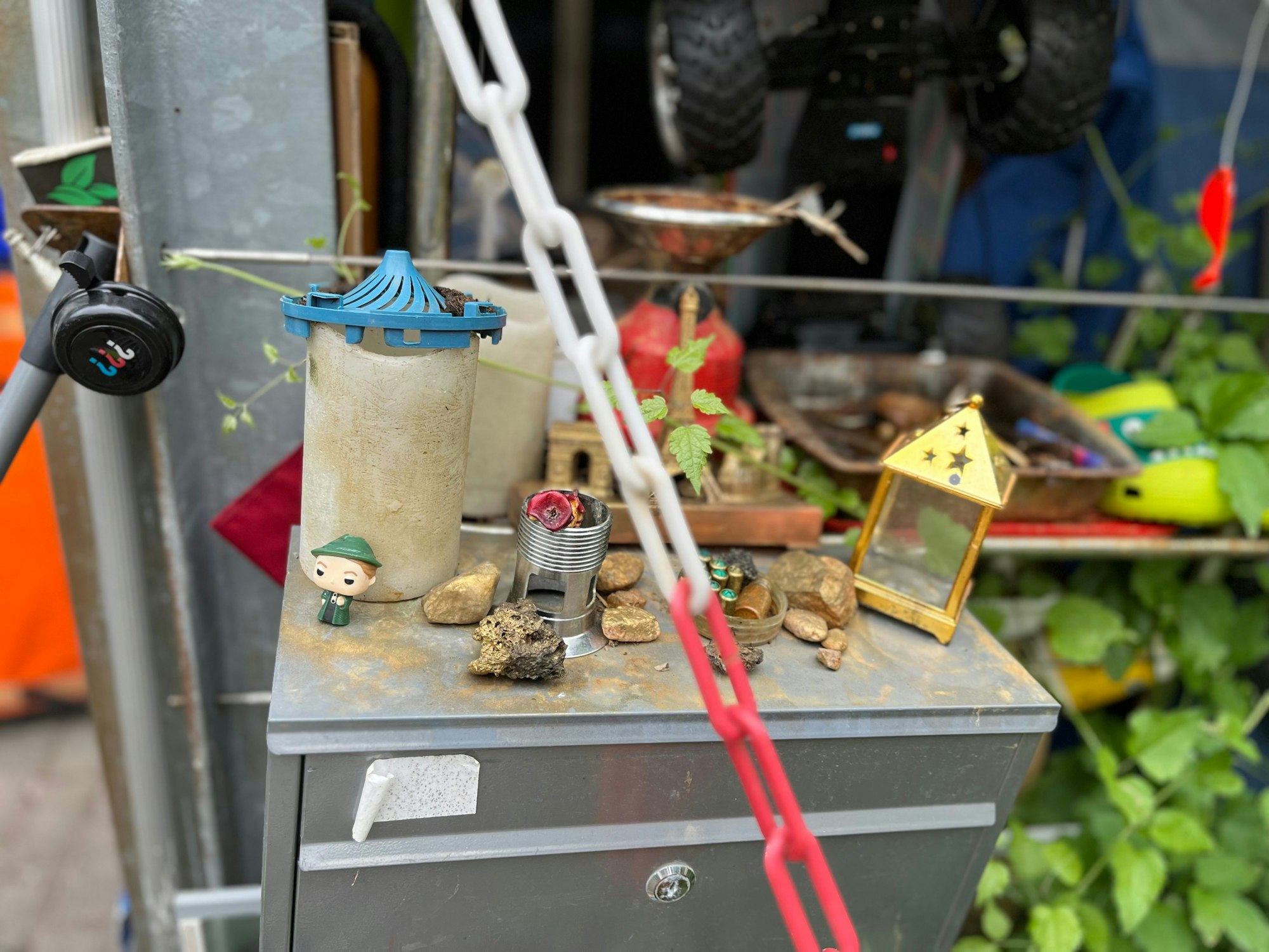 Briefkasten von Marcel K. mit Sammlerobjekten: Steinen, Teelicht, Plastikmännchen