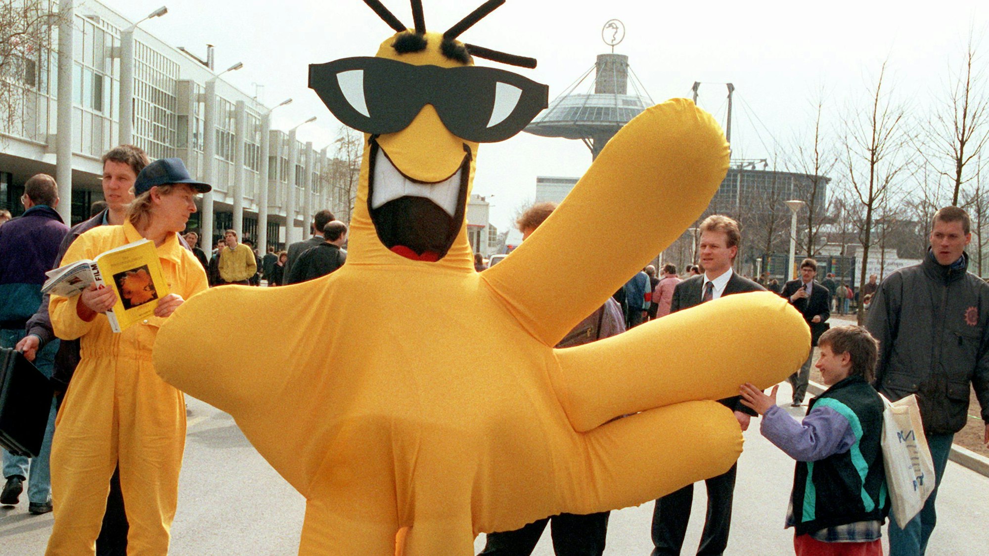 Das Bild zeigt die Fingerfigur Rolf der Deutsche Post aus dem Jahr 1993, die für die fünfstellige Postleitzahl wirbt.