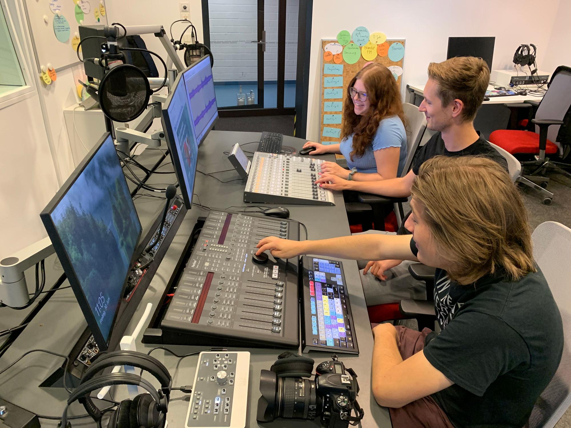 Blick in das moderne Radiostudio der Hochschule Bonn-Rhein-Sieg.