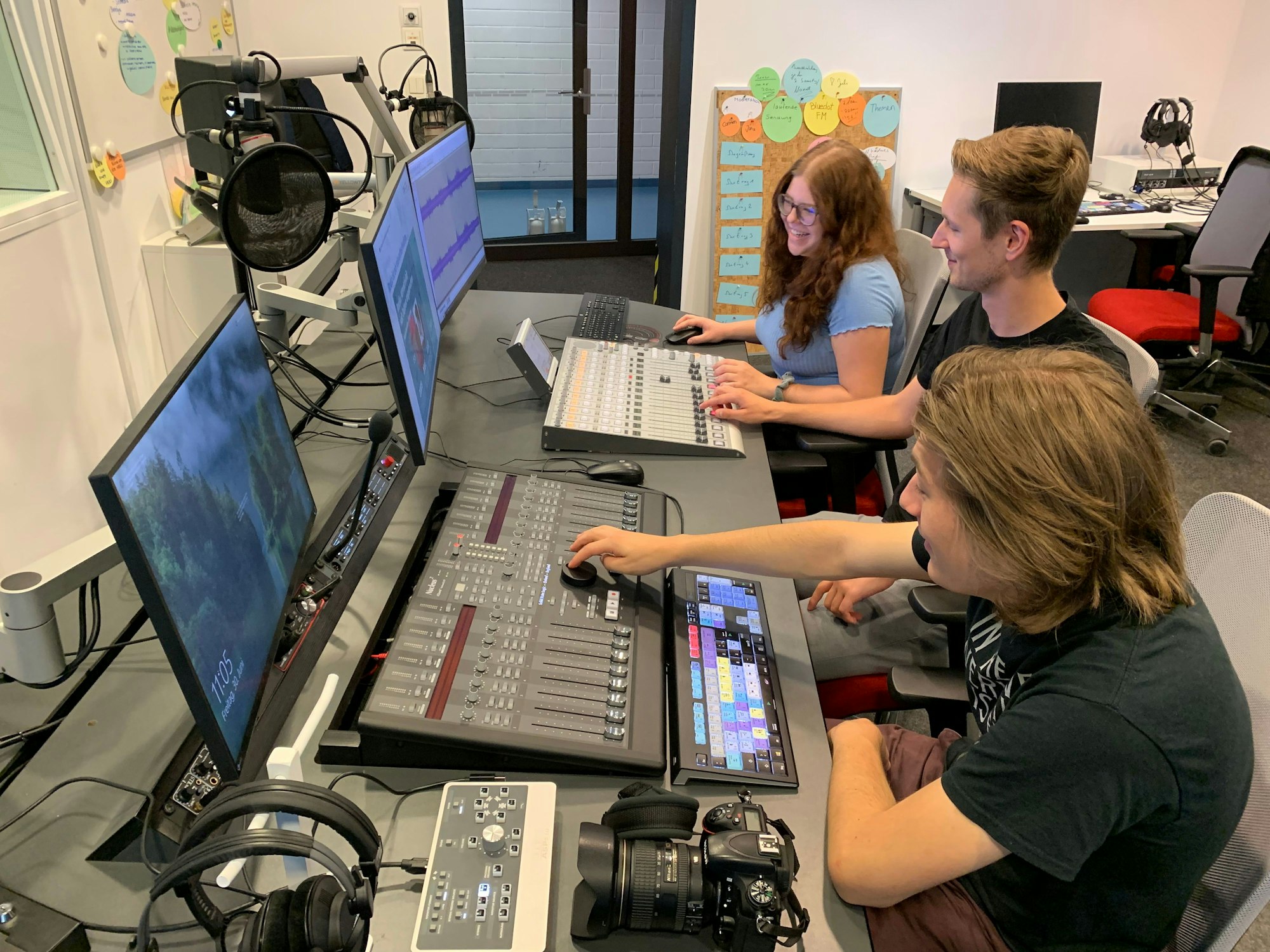 Blick in das moderne Radiostudio der Hochschule Bonn-Rhein-Sieg.